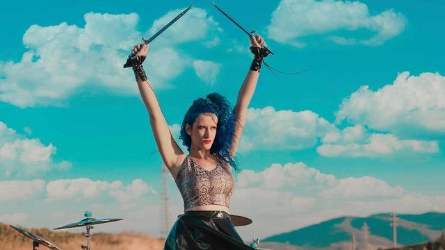 15 kadın baterist aynı sahnede buluşuyor!