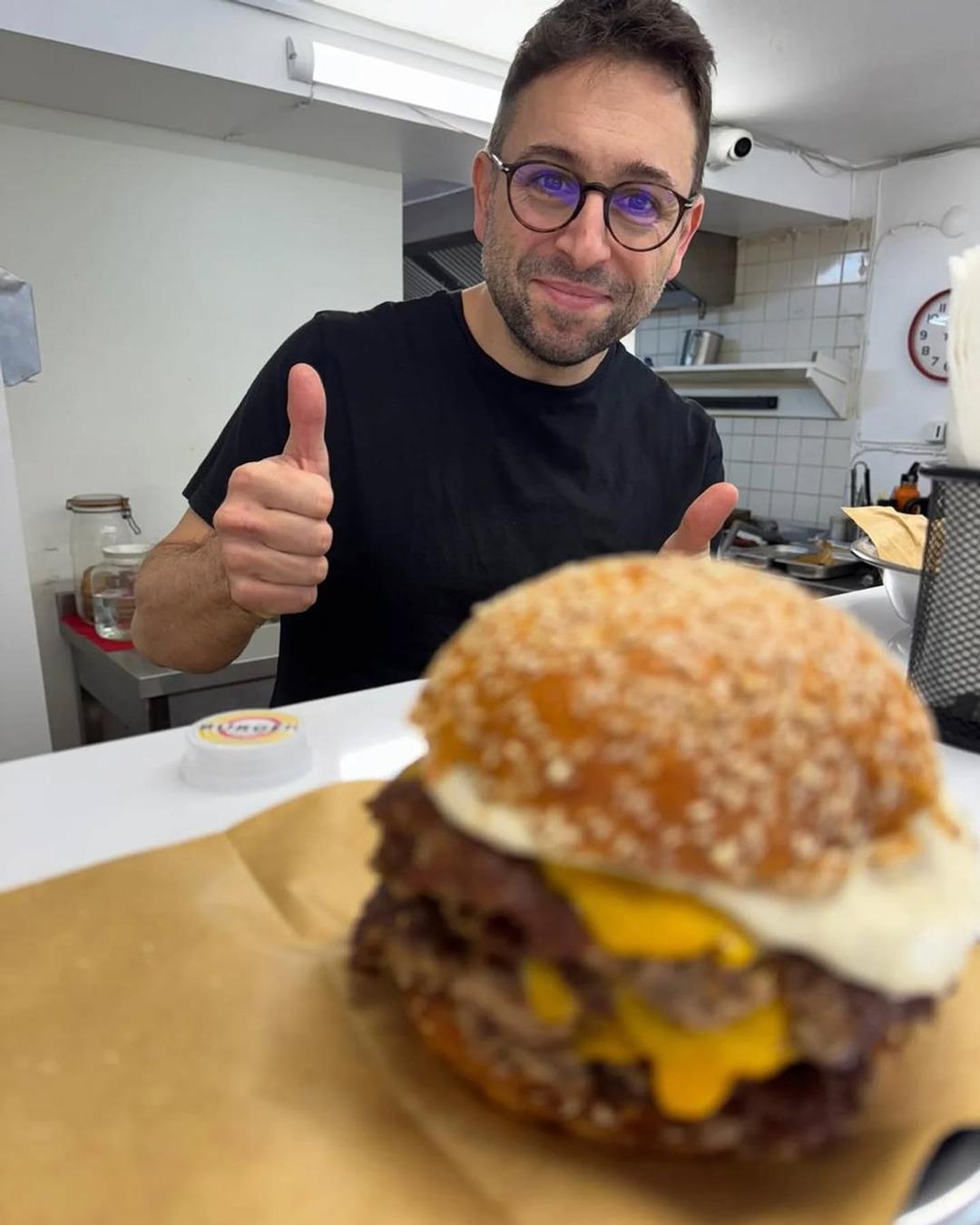 Tanıdık olmayan giremiyor! &Uuml;nl&uuml; hamburgerciye bakanlık incelemesi 1