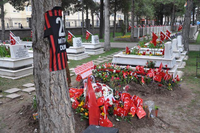 Şehit Binbaşı'nın eşine Erdoğan'ın mektubu teslim edildi, mezarına Eskişehirspor forması örtüldü
