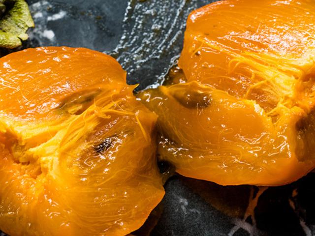 Yanlış yiyen hastanelik oluyor! Bu şekilde t&uuml;kettiğinizde bağırsakları tıkıyor