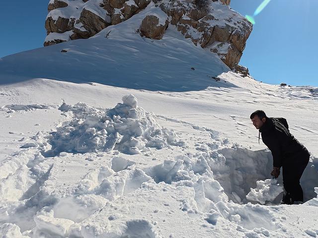 Şehirden ka&ccedil;ıp yerleşmiş: Barınak yapıp orada yaşıyor! Yatağı bile var