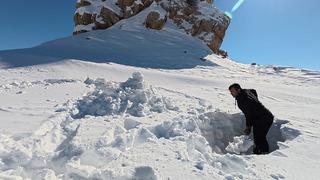 Şehirden kaçıp buraya yerleşmiş: Barınak yapıp orada yaşıyor! Yatağı bile var
