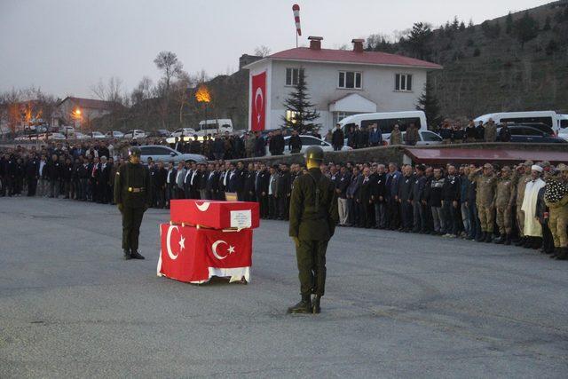 Bitlis'te el yapımı patlayıcı infilak etti: 1 şehit, 1 yaralı (3)