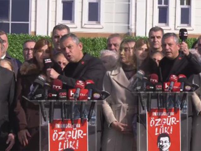 &Ouml;zg&uuml;r &Ouml;zel, TRT mikrofonunu alıp tepki g&ouml;sterdi 