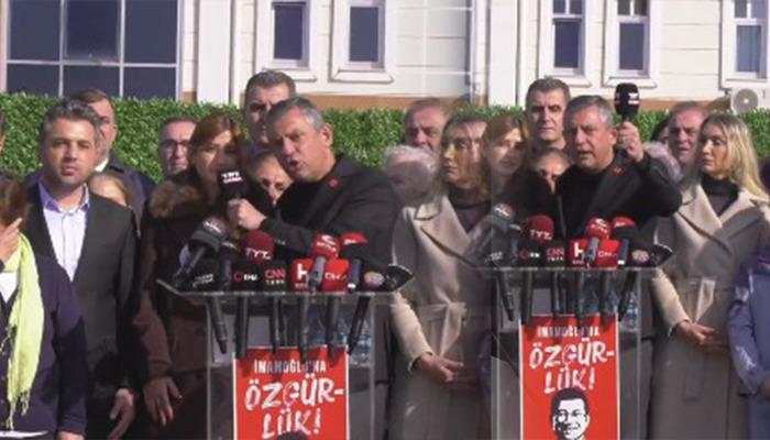 &Ouml;zg&uuml;r &Ouml;zel, TRT mikrofonunu alıp tepki g&ouml;sterdi 