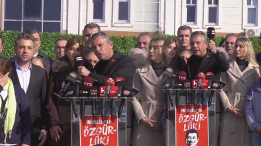 &Ouml;zg&uuml;r &Ouml;zel, TRT mikrofonunu alıp b&ouml;yle tepki g&ouml;sterdi: Kimse helallik istemesin