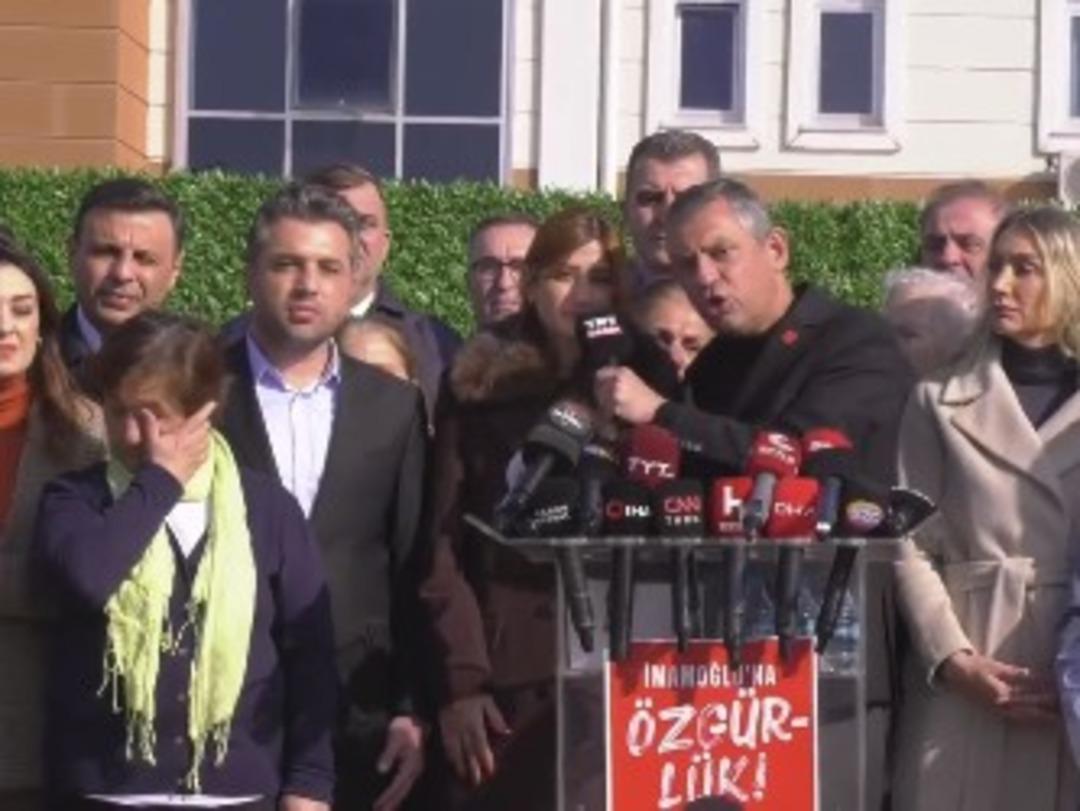 &Ouml;zg&uuml;r &Ouml;zel, TRT mikrofonunu alıp b&ouml;yle tepki g&ouml;sterdi: Kimse helallik istemesin 1