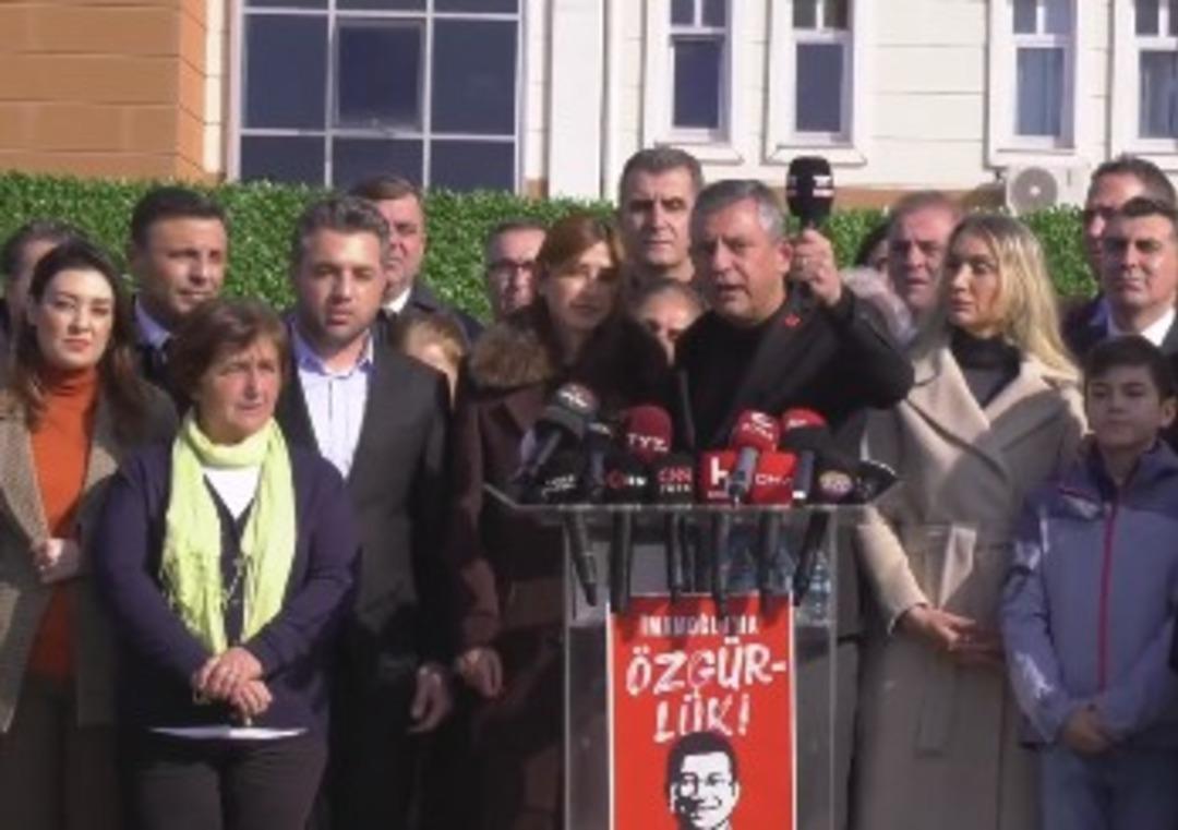 &Ouml;zg&uuml;r &Ouml;zel, TRT mikrofonunu alıp b&ouml;yle tepki g&ouml;sterdi: Kimse helallik istemesin 2