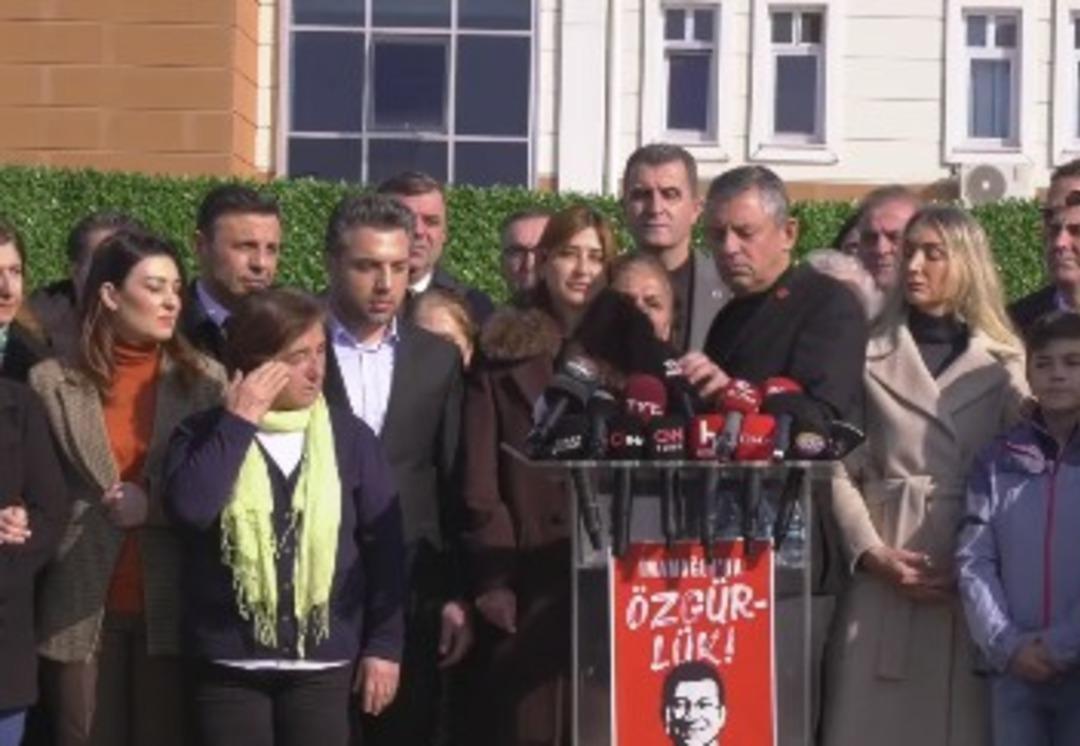 &Ouml;zg&uuml;r &Ouml;zel, TRT mikrofonunu alıp b&ouml;yle tepki g&ouml;sterdi: Kimse helallik istemesin 3