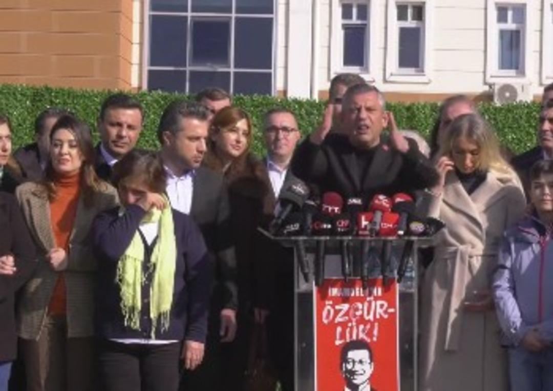 &Ouml;zg&uuml;r &Ouml;zel, TRT mikrofonunu alıp b&ouml;yle tepki g&ouml;sterdi: Kimse helallik istemesin 4