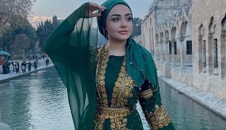 Baş&ouml;rt&uuml;s&uuml;n&uuml; &ccedil;ıkarıp paylaştı! 'Hayatını yaşa'