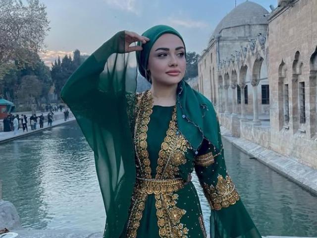 Baş&ouml;rt&uuml;s&uuml;n&uuml; &ccedil;ıkarıp paylaştı! 'Hayatını yaşa'