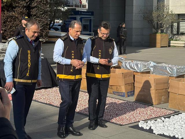 İstanbul Emniyeti g&ouml;z a&ccedil;tırmadı! Yakalananlar b&ouml;yle sergilendi