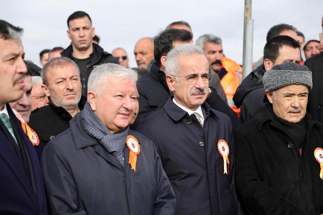 Bakan Uraloğlu o il i&ccedil;in hızlı treni duyurdu  Beklenti ve &ouml;zlemi biliyorum  2