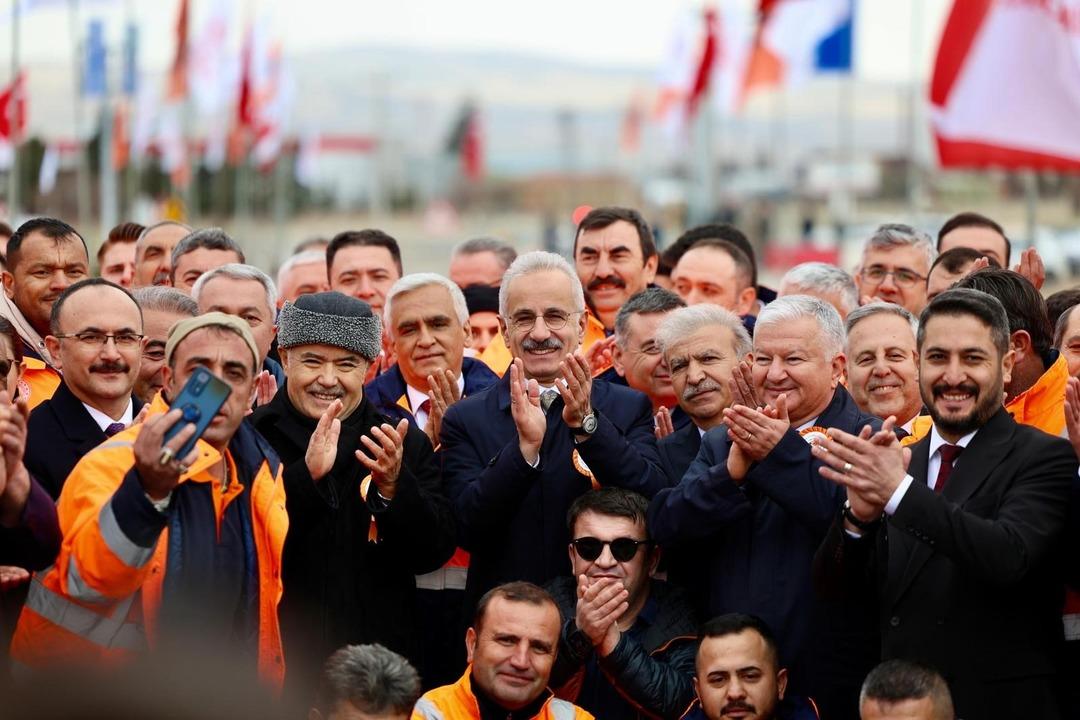 Bakan Uraloğlu o il i&ccedil;in hızlı treni duyurdu  Beklenti ve &ouml;zlemi biliyorum  8