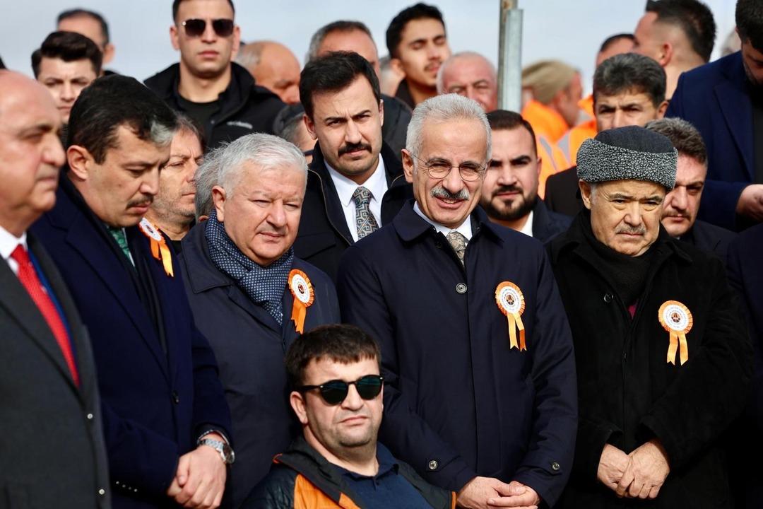 Bakan Uraloğlu o il i&ccedil;in hızlı treni duyurdu  Beklenti ve &ouml;zlemi biliyorum  6