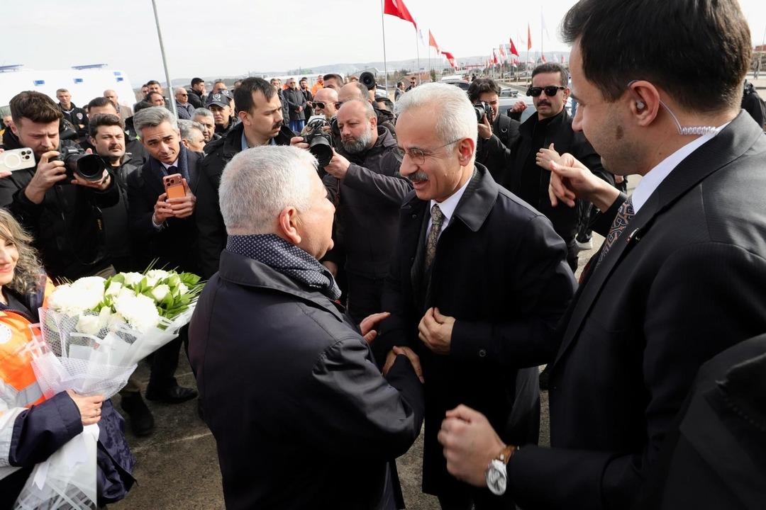 Bakan Uraloğlu o il i&ccedil;in hızlı treni duyurdu  Beklenti ve &ouml;zlemi biliyorum  3