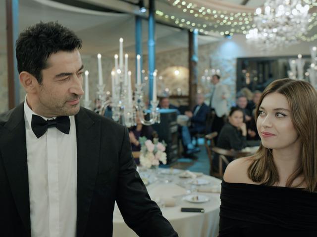 A.B.İ dizisinde &ouml;p&uuml;şme krizi iddiası! Afra Sara&ccedil;oğlu kabul etmedi