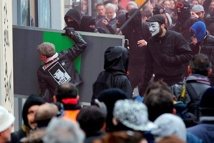 Fransa karıştı! Yüz binlerce insan sokağa döküldü G4