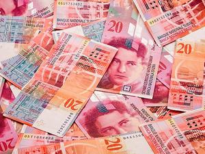 Altın ve g&uuml;m&uuml;ş&uuml;n izinden gitti! İsvi&ccedil;re frangı 11 yılın zirvesinde: Piyasada endişe yarattı