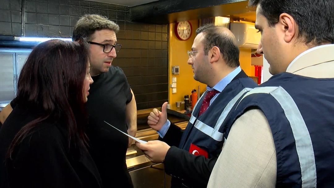 Referansla 10 m&uuml;şteri alan hamburgerciye denetim! Mekanın sahibi konuştu:  Y&uuml;zlerce kişi alamıyorum  2