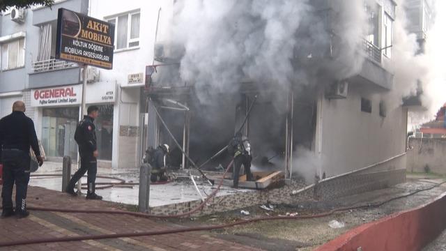 Mobilya imalathanesindeki yangında 3 kişi dumandan etkilendi 1