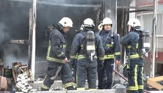 Mobilya imalathanesindeki yangında 3 kişi dumandan etkilendi