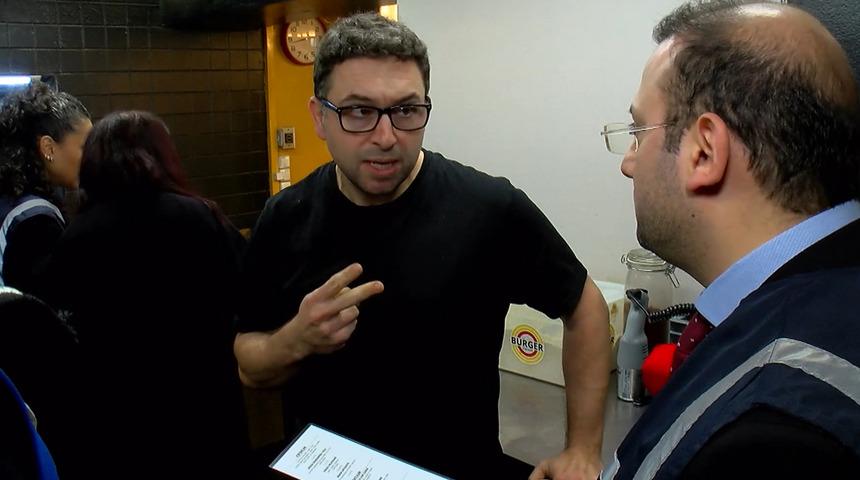 Referansla 10 m&uuml;şteri alan hamburgerciye denetim! Mekanın sahibi konuştu: 'Y&uuml;zlerce kişi alamıyorum'