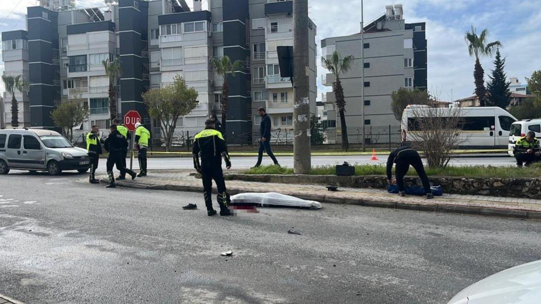 Alanya da &ouml;l&uuml;mle sonu&ccedil;lanan trafik kazası g&uuml;venlik kamerasına yansıdı 2
