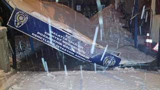 Malatya’da karın ağırlığıyla istasyon amirliğinin surdurması çöktü