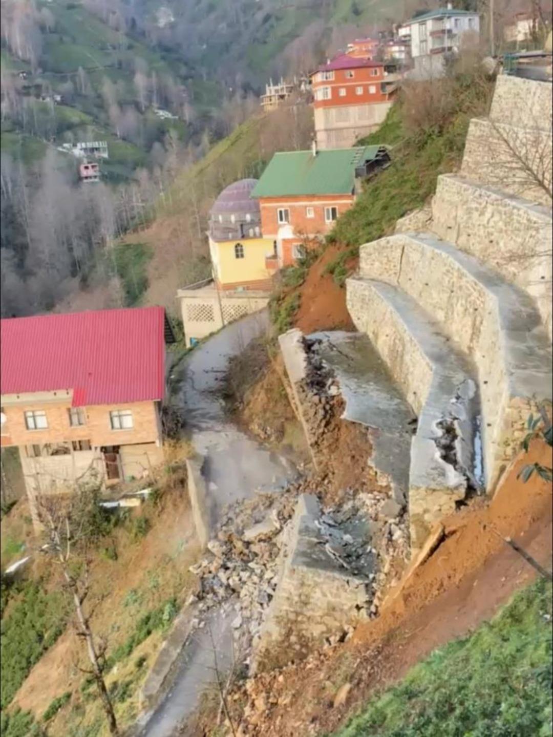 Rize&rsquo;de istinat duvarı &ccedil;&ouml;kt&uuml;: 2 ev tedbir ama&ccedil;lı boşaltıldı 1