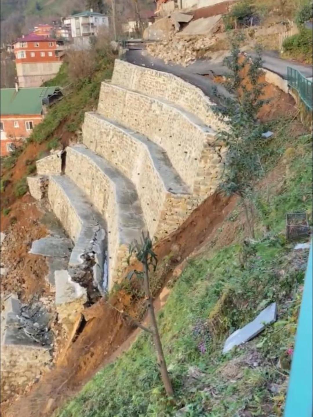 Rize&rsquo;de istinat duvarı &ccedil;&ouml;kt&uuml;: 2 ev tedbir ama&ccedil;lı boşaltıldı 2