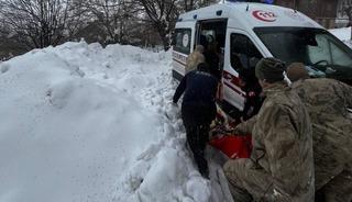 Kapanan k&ouml;ydeki hasta kadın hastaneye ulaştırıldı