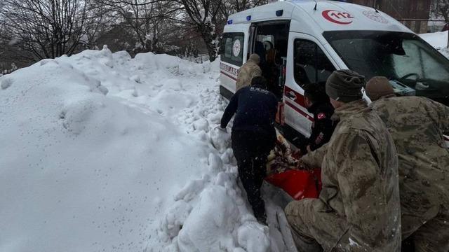 Kar ve tipiden yolu kapanan köydeki hasta kadın hastaneye ulaştırıldı