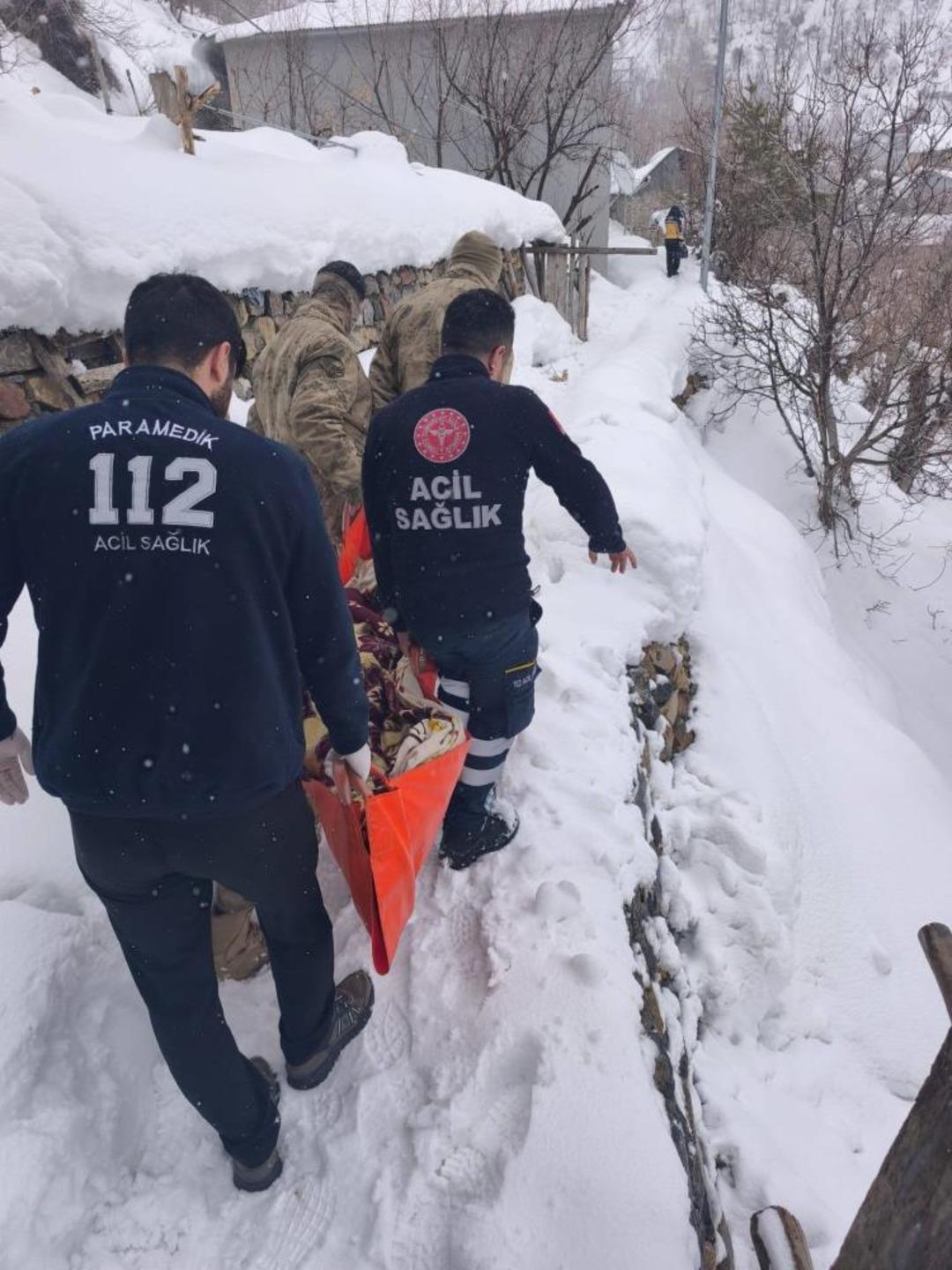 Kar ve tipiden yolu kapanan k&ouml;ydeki hasta kadın hastaneye ulaştırıldı 2