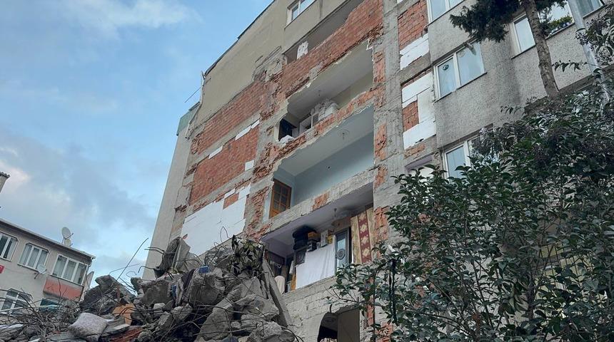 Yer: Zeytinburnu! Yıkımı yapılan binaya bitişik apartmanın duvarının olmadığı ortaya &ccedil;ıktı