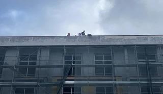 Bolu'da okul inşaatında iş&ccedil;iler parasını alamayınca &ccedil;atıya &ccedil;ıktı