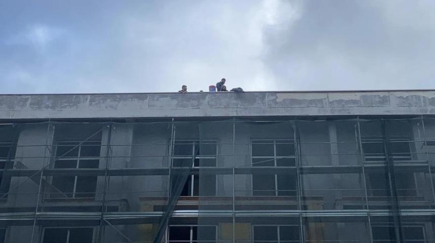 Bolu'da okul inşaatında iş&ccedil;iler parasını alamayınca &ccedil;atıya &ccedil;ıktı