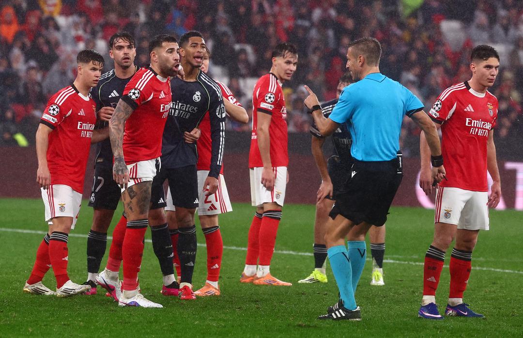 Şampiyonlar Ligi nde y&uuml;zyılın olayı! Kaleci 90+8 de gol attı, Jose Mourinho &ccedil;ıldırdı! 4