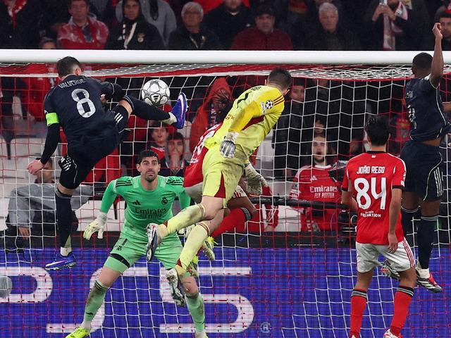 Şampiyonlar Ligi'nde y&uuml;zyılın olayı! Kaleci 90+8'de gol attı, Jose Mourinho &ccedil;ıldırdı!