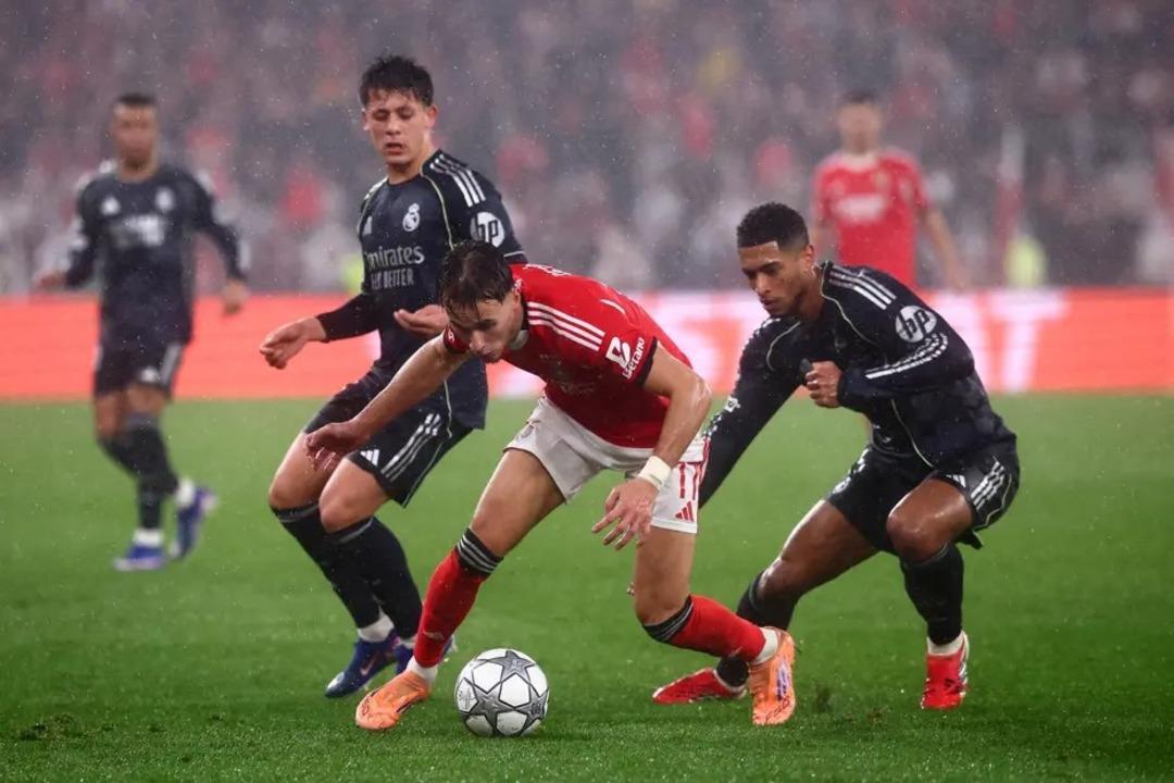 Arda G&uuml;ler Benfica ma&ccedil;ında oyundan alınınca &ccedil;ıldırdı! "Neden hep ben"  2