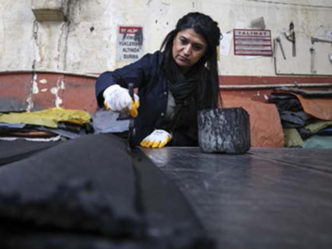 Kau&ccedil;uk at&ouml;lyesinde kırmızı ojeli patron