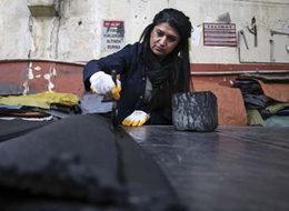 Kauçuk atölyesinde kırmızı ojeli patron