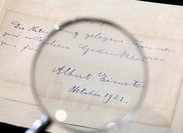 Einstein'ın kendisini reddeden kadına yazdığı not açık artırmayla satıldı