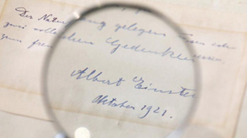 Einstein'ın kendisini reddeden kadına yazdığı not açık artırmayla satıldı
