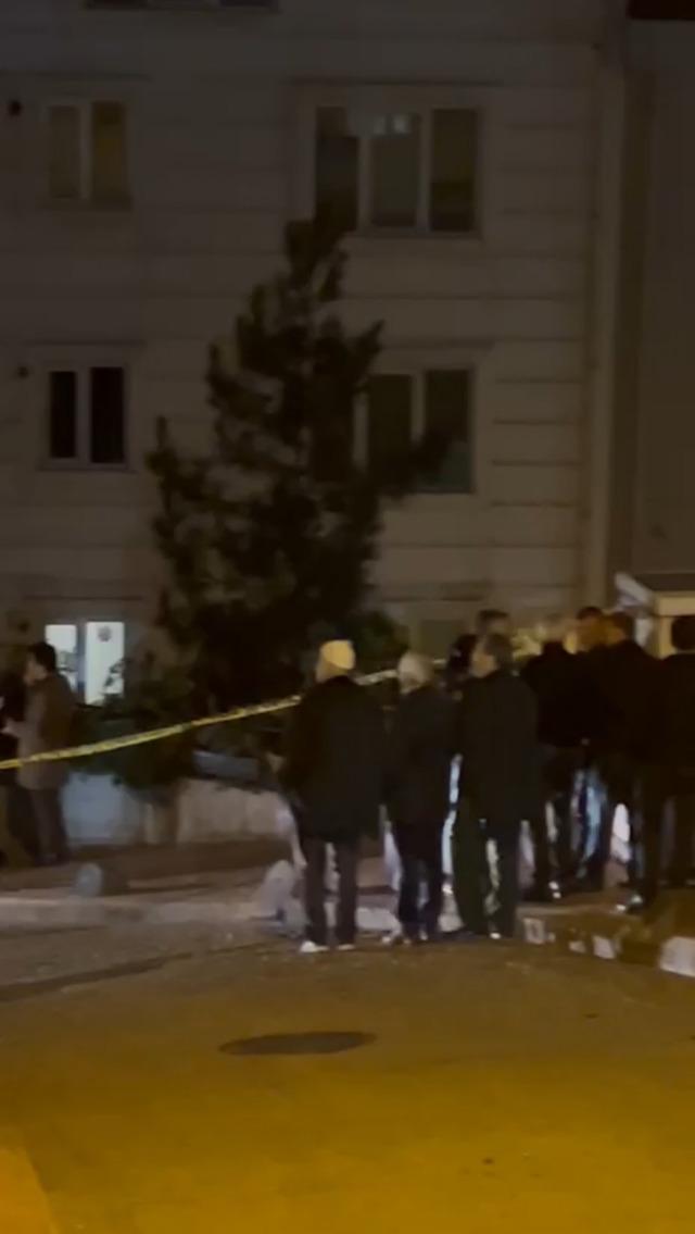 Beyoğlu nda korkun&ccedil; gece! Oğlunu &ouml;ld&uuml;r&uuml;p intihar etti; cesetleri yeğeni buldu 1