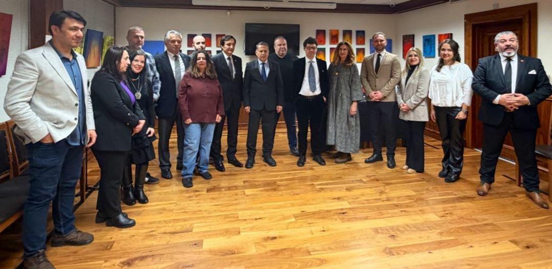 K&uuml;resel Gazeteciler Konseyi (KGK) Genel Başkanı Mehmet Ali Dim, İngiltere&rsquo;de g&ouml;rev yapan T&uuml;rk ve T&uuml;rk dostu gazetecilerle buluştu 5