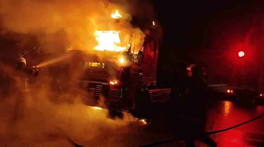 Şanlıurfa&rsquo;da seyir halindeki tır alev topuna d&ouml;nd&uuml;