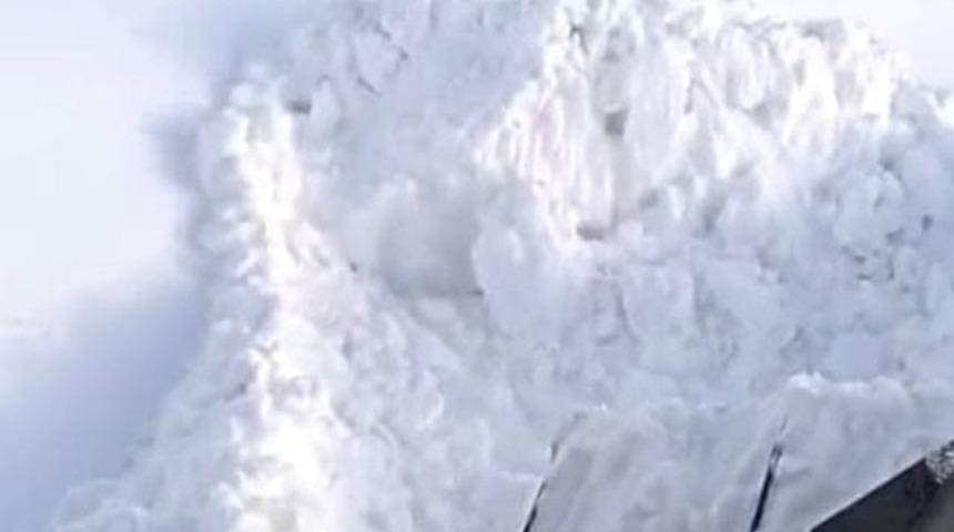 Malatya&rsquo;da 1 bu&ccedil;uk metre karla m&uuml;cadele kameralara yansıdı