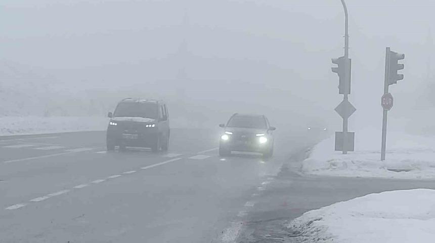 Bing&ouml;l&rsquo;de yoğun sis g&ouml;r&uuml;ş mesafesini d&uuml;ş&uuml;rd&uuml;: S&uuml;r&uuml;c&uuml;ler zor anlar yaşadı